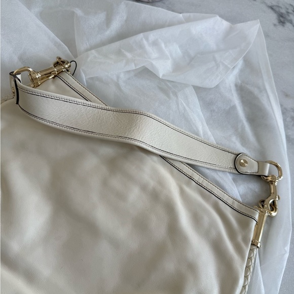 Gucci Off-White Leather Shoulder Bag with Gold Accents - Picture 5 of 11
